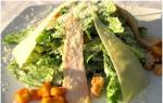 Prepare a classic Caesar salad with your favorite sauce using step-by-step recipes